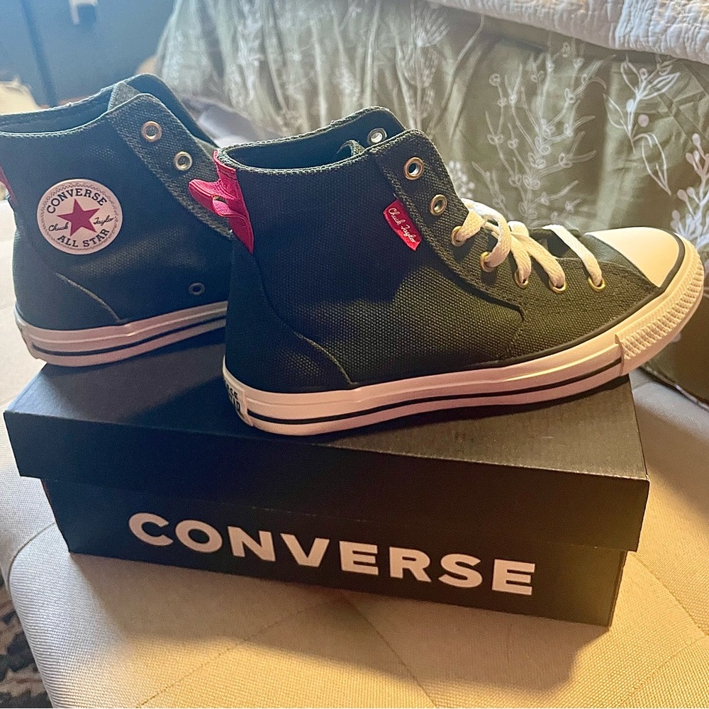 Converse High Tops. Sold out and rare model. Forest Green / Egret Red